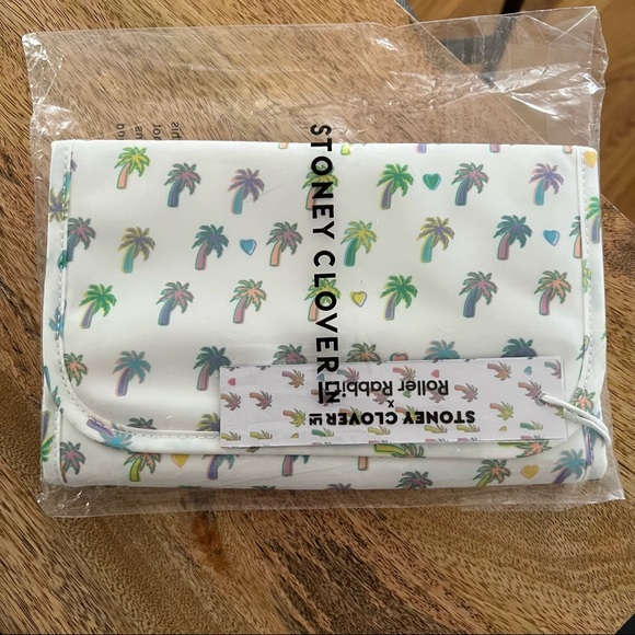 Stoney Clover Lane x Roller Rabbit Palm Dreams  Jewelry Roll - Picture 1 of 2